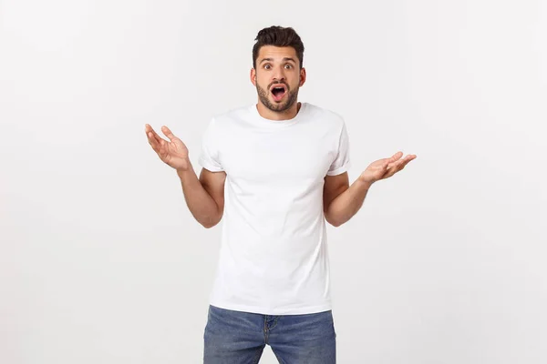 Homem gritando boca aberta, mantenha a mão na cabeça, use camisa branca casual, fundo branco isolado, conceito de emoção facial — Fotografia de Stock