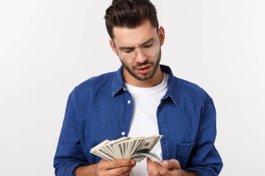 çekici adam izole beyaz zemin üzerinde bir elinde nakit para tutuyor