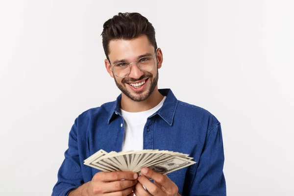Atractivo hombre está sosteniendo dinero en efectivo en una mano, sobre fondo blanco aislado —  Fotos de Stock