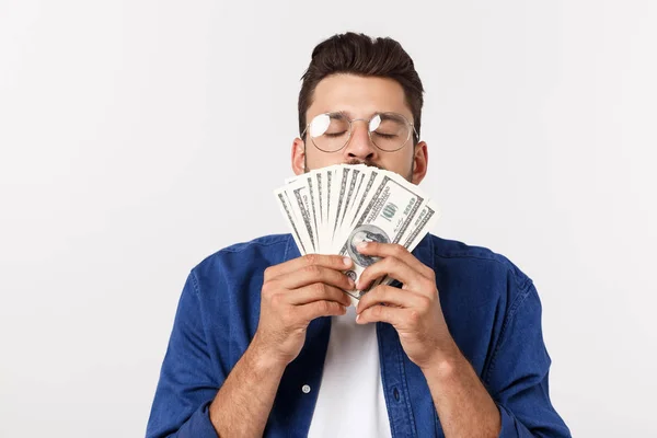 Atractivo hombre está sosteniendo dinero en efectivo en una mano, sobre fondo blanco aislado — Foto de Stock