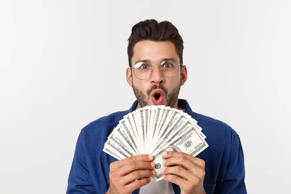 Atractivo hombre está sosteniendo dinero en efectivo en una mano, sobre fondo blanco aislado — Foto de Stock