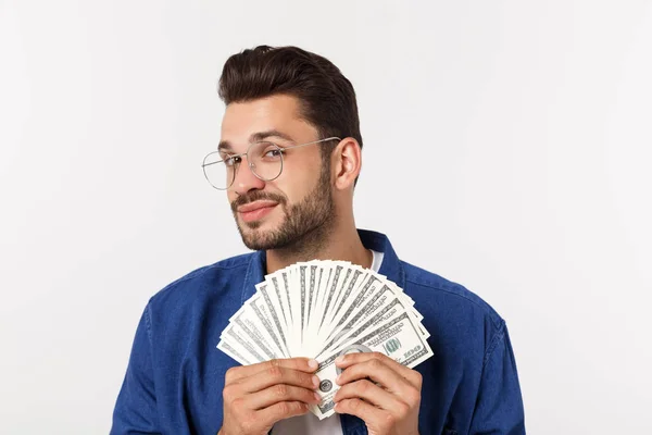 Atractivo hombre está sosteniendo dinero en efectivo en una mano, sobre fondo blanco aislado — Foto de Stock