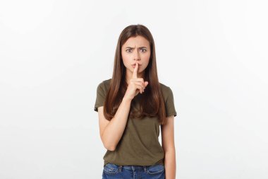 Beyaz bir arka plan üzerinde izole dudakları üzerinde parmak gösteren güzel kadın.
