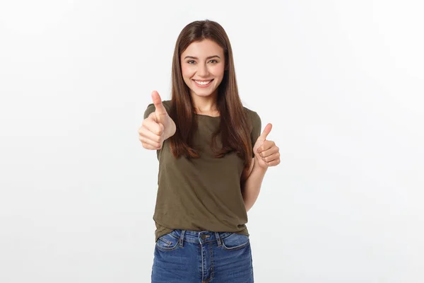 Retrato de cerca de una hermosa joven que muestra el signo de pulgares hacia arriba. Aislar sobre fondo blanco . — Foto de Stock