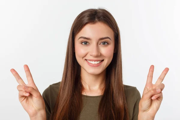 Fiatal nő pozitív mutatja a két ujjal, vagy a béke gesztus, fehér. — Stock Fotó
