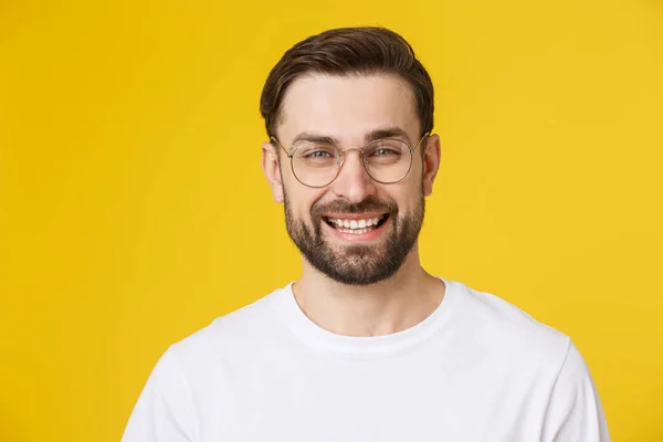 Retrato de hombre casual joven aislado sobre fondo amarillo —  Fotos de Stock