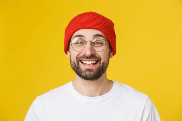 Jeune homme décontracté portrait isolé sur fond jaune — Photo