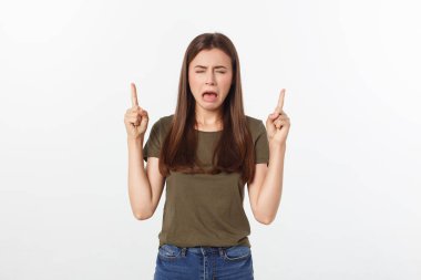Güzel, genç, zarif bir kadın, izole bir arka planda, elleri ve parmakları üzgün bir ifadeyle işaret ediyor..