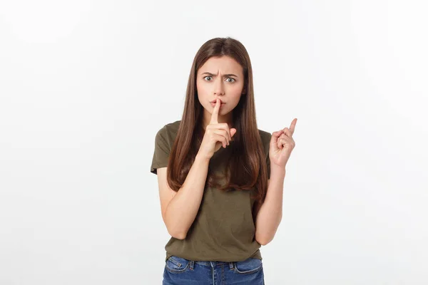 Hermosa mujer mostrando el dedo sobre los labios aislados sobre un fondo blanco . — Foto de Stock