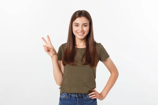 Mujer joven mostrando dos dedos, gesto positivo o de paz, sobre blanco . — Foto de Stock