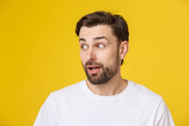 Sarı arka planda izole edilmiş genç adam portresi