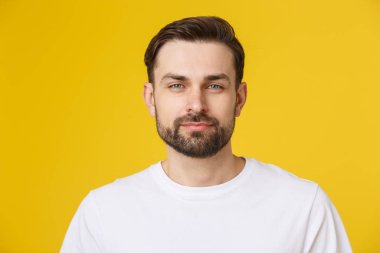 Sarı arka planda izole edilmiş genç adam portresi