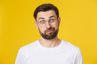 Sarı arka planda izole edilmiş genç adam portresi
