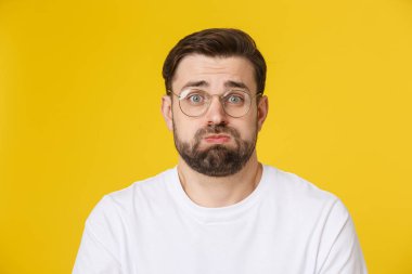 Sarı arka planda izole edilmiş genç adam portresi