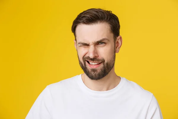 Ung casual man porträtt isolerad på gul bakgrund — Stockfoto