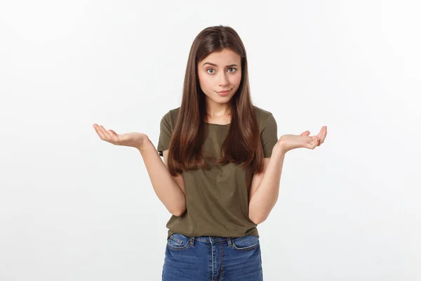 Chica con una mirada sospechosa y la mano en su lado sobre un fondo blanco aislado . — Foto de Stock