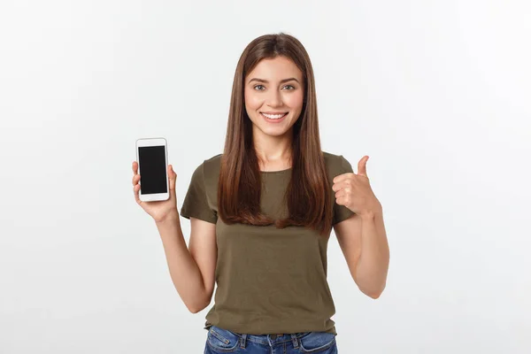 Дівчина тримає смартфон - красива усміхнена дівчина тримає смартфон — стокове фото