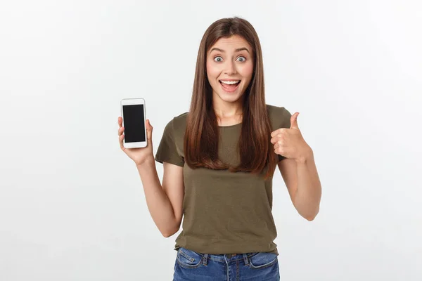 Dziewczyna gospodarstwa inteligentny telefon - piękna uśmiechnięta dziewczyna trzyma smartfon — Zdjęcie stockowe