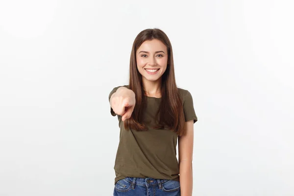 Retrato de sonrisa atractiva risa adolescente, señalando su dedo, usar camisa verde, dientes blancos, pelo largo marrón, aislado sobre fondo blanco . — Foto de Stock