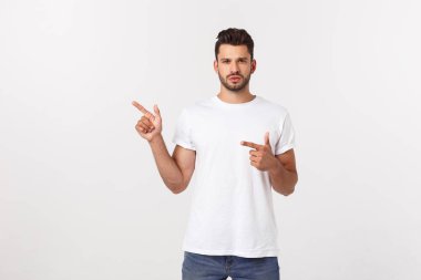 İzole sarı duvar üzerinde sarışın adam korkmuş ve yan işaret.
