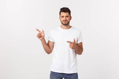 İzole sarı duvar üzerinde sarışın adam korkmuş ve yan işaret.