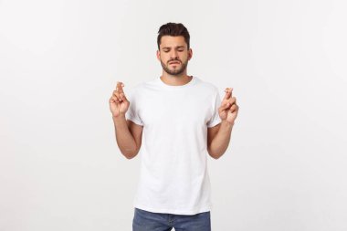 Genç yakışıklı adamın yakın plan portresi. Dua ediyor, dua ediyor, dua ediyor, en iyisini umuyor, beyaz arka planda izole edilmiş..