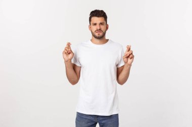 Genç yakışıklı adamın yakın plan portresi. Dua ediyor, dua ediyor, dua ediyor, en iyisini umuyor, beyaz arka planda izole edilmiş..