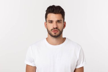 Beyaz bir arka planda izole edilmiş gülümseyen yakışıklı adamın portresi.