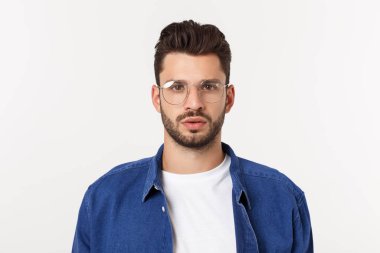 Beyaz bir arka planda izole edilmiş gülümseyen yakışıklı adamın portresi.