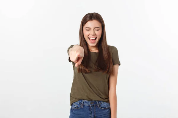 Retrato de sonrisa atractiva risa adolescente, señalando su dedo, usar camisa verde, dientes blancos, pelo largo marrón, aislado sobre fondo blanco . — Foto de Stock