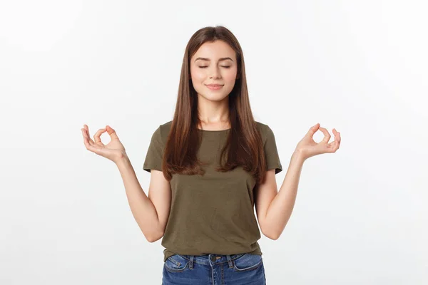 Vacker ung kvinna i yoga position och meditera isolerad över grå bakgrund — Stockfoto