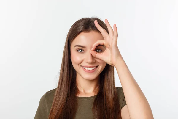 Mujer joven con signo de ok en el ojo aislar sobre fondo gris . —  Fotos de Stock