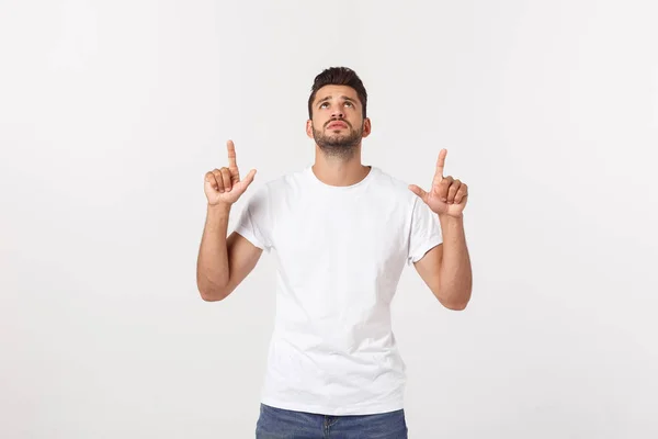 Blonde man over geïsoleerde gele muur bang en wijzend naar de zijkant. — Stockfoto