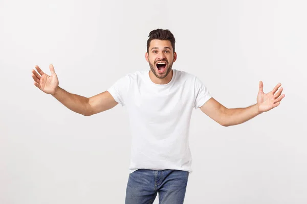 Man schreeuwende mond open, houd hoofd hand, draag casual wit shirt, geïsoleerde witte achtergrond, concept gezicht emotie — Stockfoto