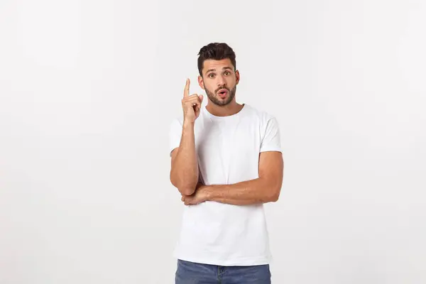 Portret van een opgewonden gelukkige man die met de vinger wijst naar kopieerruimte. Geïsoleerd op gele achtergrond. — Stockfoto