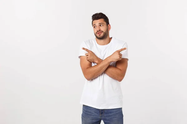 Portret van een opgewonden gelukkige man die met de vinger wijst naar kopieerruimte. Geïsoleerd op gele achtergrond. — Stockfoto