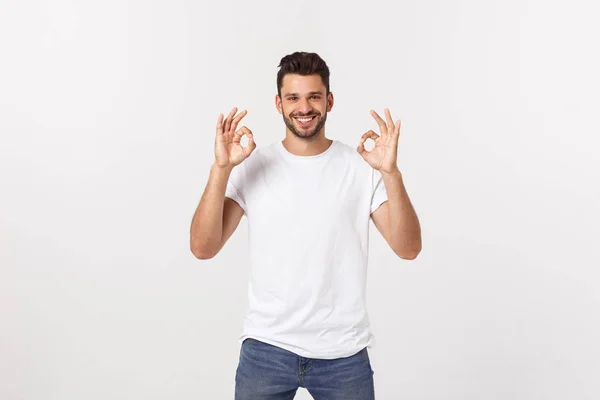 Joven satisfecho mostrando signo de bien aislado sobre fondo blanco . —  Fotos de Stock