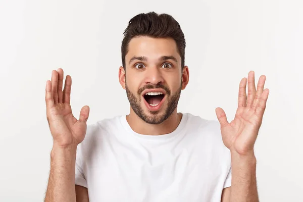 Portret van een jonge man met geschokt gelaatsuitdrukking, geïsoleerd op witte achtergrond. — Stockfoto