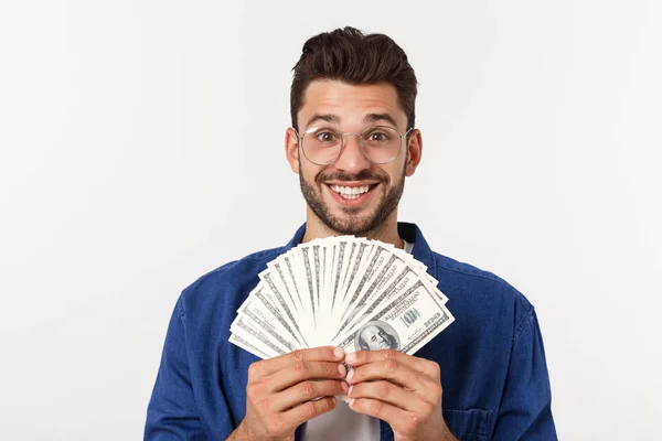 Atractivo hombre está sosteniendo dinero en efectivo en una mano, sobre fondo blanco aislado — Foto de Stock