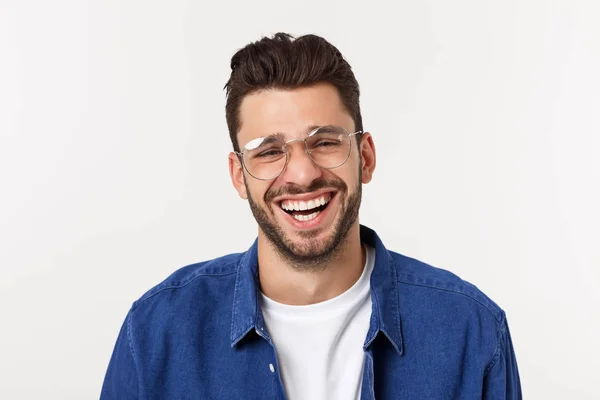 Retrato del joven feliz hombre guapo sonriente aislado sobre un fondo blanco —  Fotos de Stock