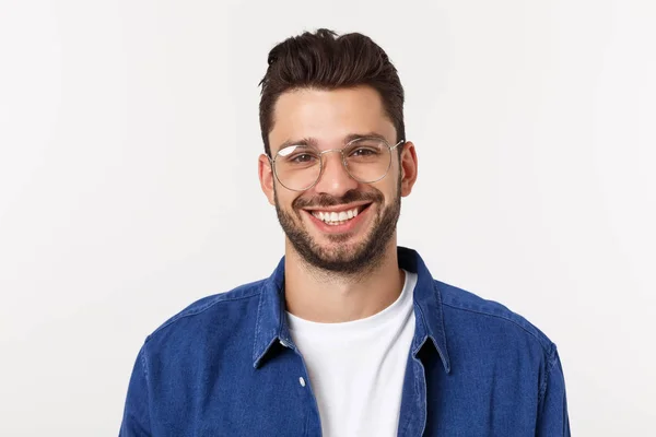 Muotokuva nuori onnellinen hymyilevä komea mies eristetty valkoisella taustalla — kuvapankkivalokuva