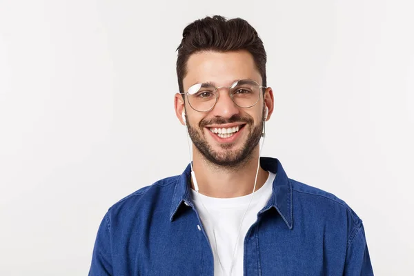 Portret van de jonge vrolijke lachende knappe man geïsoleerd op een witte achtergrond — Stockfoto