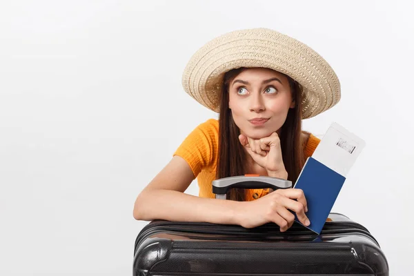 Concetto di viaggio. Studio ritratto di bella giovane donna in possesso di passaporto e bagagli. Isolato su bianco — Foto Stock