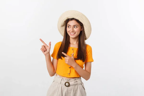 Adolescente chica en vacaciones de verano sorprendido y señalando el dedo en el espacio de copia sobre fondo blanco aislado . — Foto de Stock