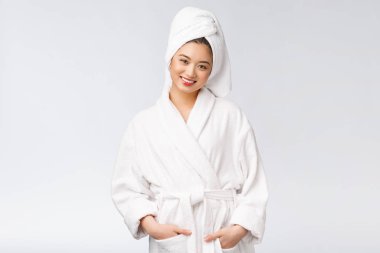 Bornozlu mutlu bir Asyalı kadının portresi. Beyaz arka planda izole edilmiş..