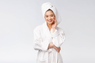 Bornozlu mutlu bir Asyalı kadının portresi. Beyaz arka planda izole edilmiş..