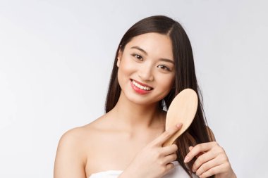 bir güzel ve genç birbayan tarak harika saç beyaz arka plan üzerinde Asya güzellik izole portresi