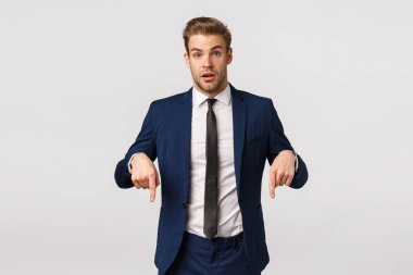 Meraklı ve sorgulanmış genç danışman, tavsiye isteyen, ilginç ürünler hakkında soru sormak isteyen yakışıklı iş adamının bir önerisi var.