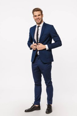 Dikey, tam boy, yakışıklı, başarılı, takım elbiseli ve kravatlı zengin genç iş adamı, ceketinin düğmelerini ilikle, gülümse iddialı, kendinden emin ve şanslı hisset, mahkemede kararlı bir galibiyet.