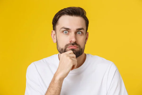 Jonge bebaarde man kijken verbaasd in de camera — Stockfoto